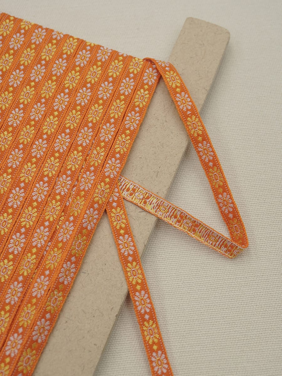 Жак.лента 9мм Желто-белые цветы на оранжевом