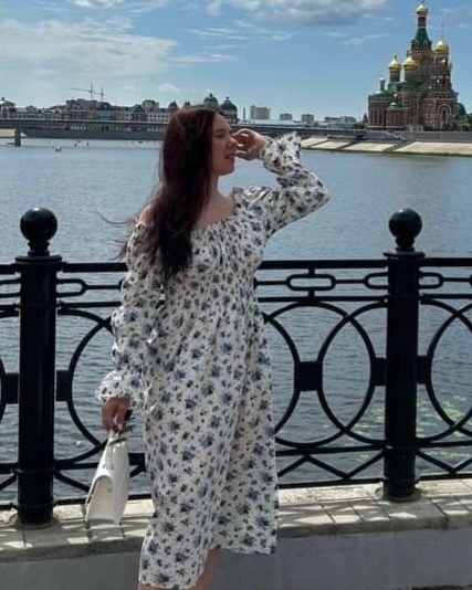 Платье из импортного хлопка "Синие букеты роз на белом"