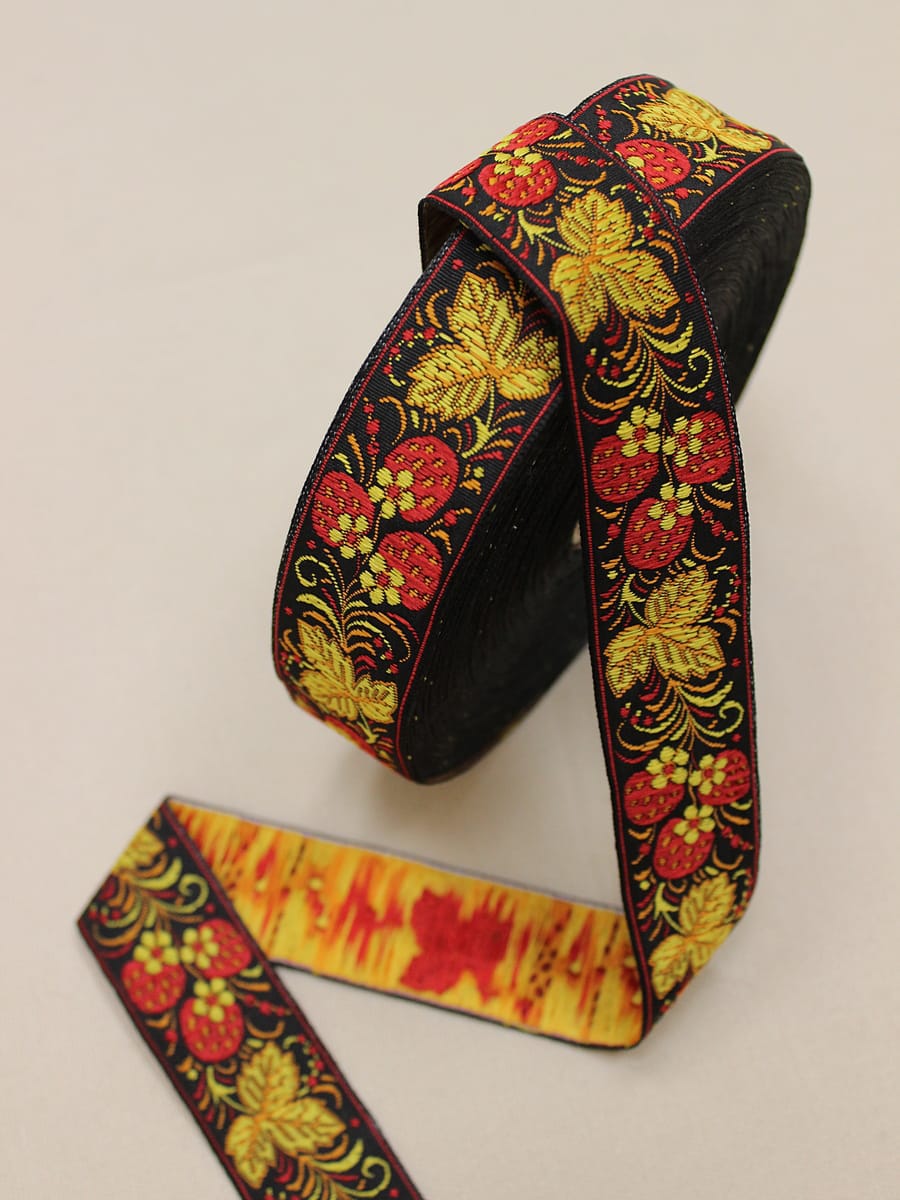 Жак.лента 30мм Землянички (желтые листочки) на черном