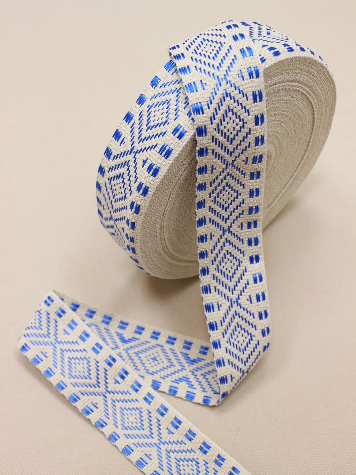 Лента тканая для поясов, 48мм Лазурный орнамент на суровом, рис.9477