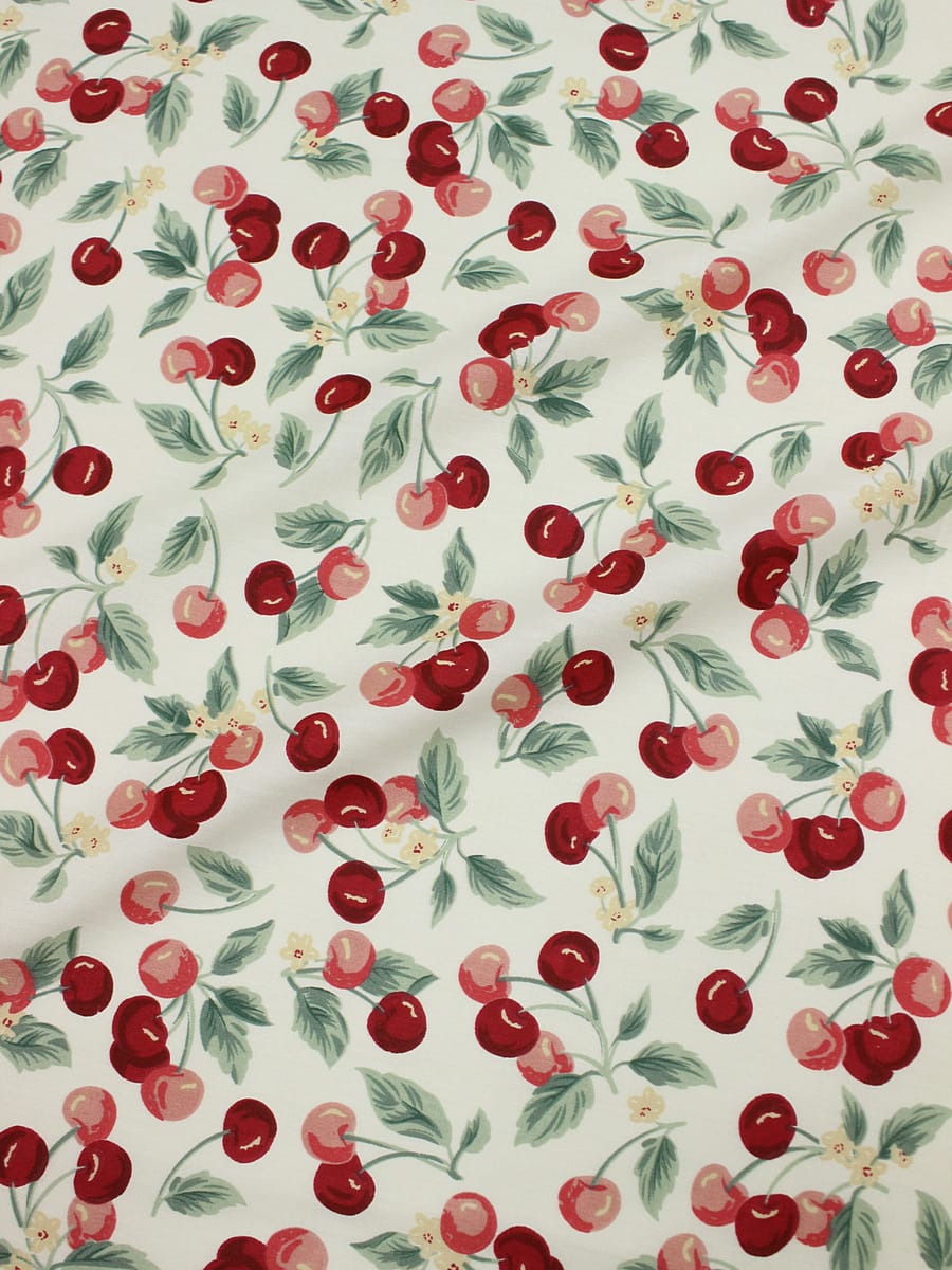 Сатин "Сочная вишня" цв.ванильно-кремовый, ш.2.35м, хлопок-100%, 110гр/м.кв