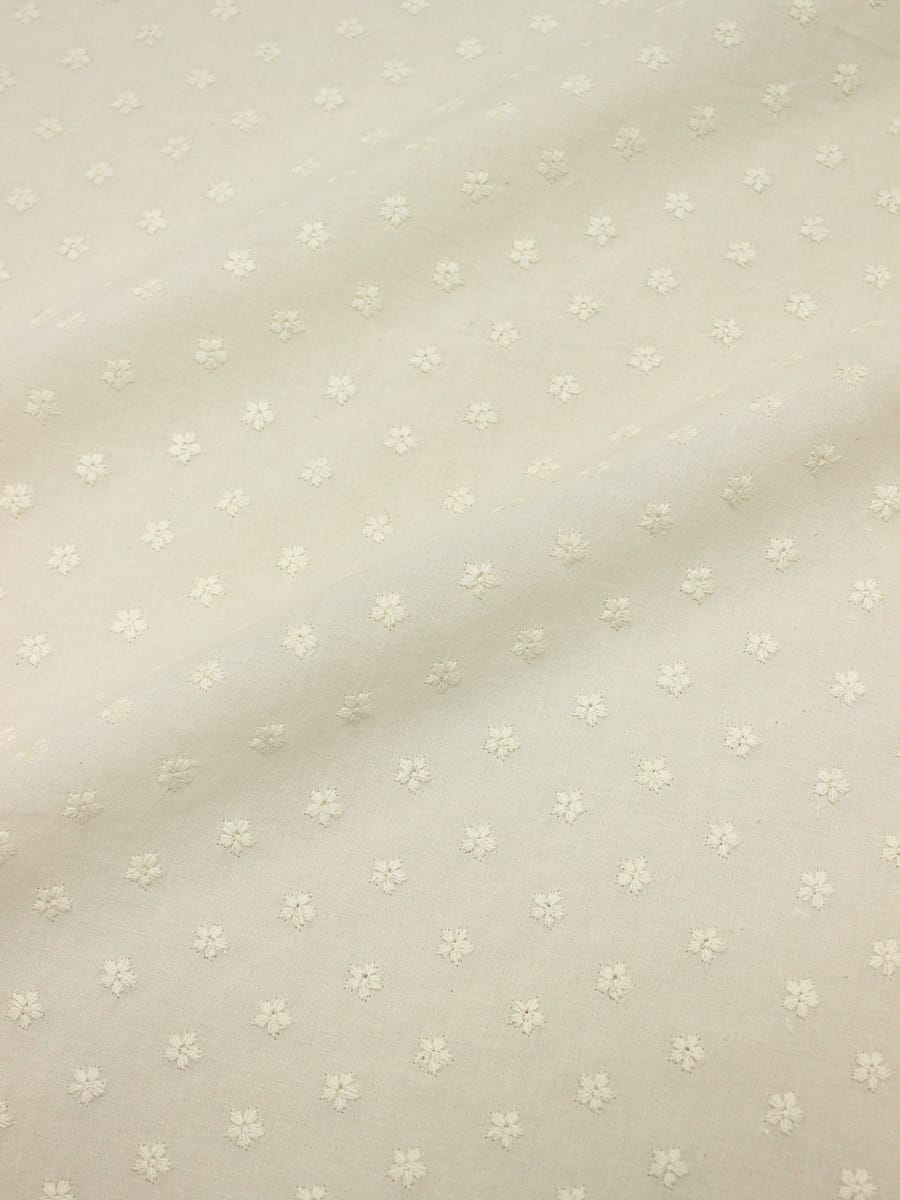 Шитье "Вышивка - незабудки" цв.кремовый, ш.1.52м (вышит.часть1.38м), батист, хл-100%, 80гр/м.кв