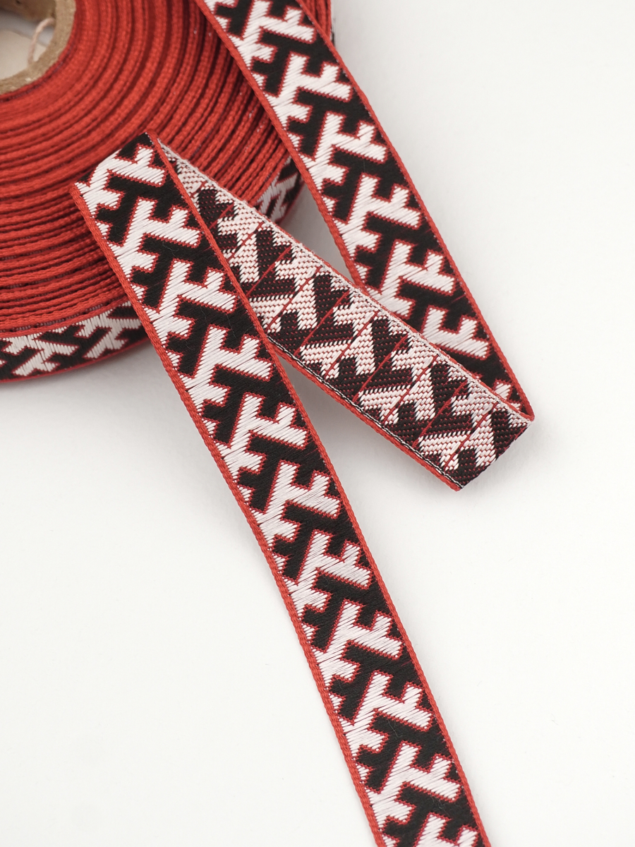 Жак.лента 18 мм Славянский черно-белый оберег на красном