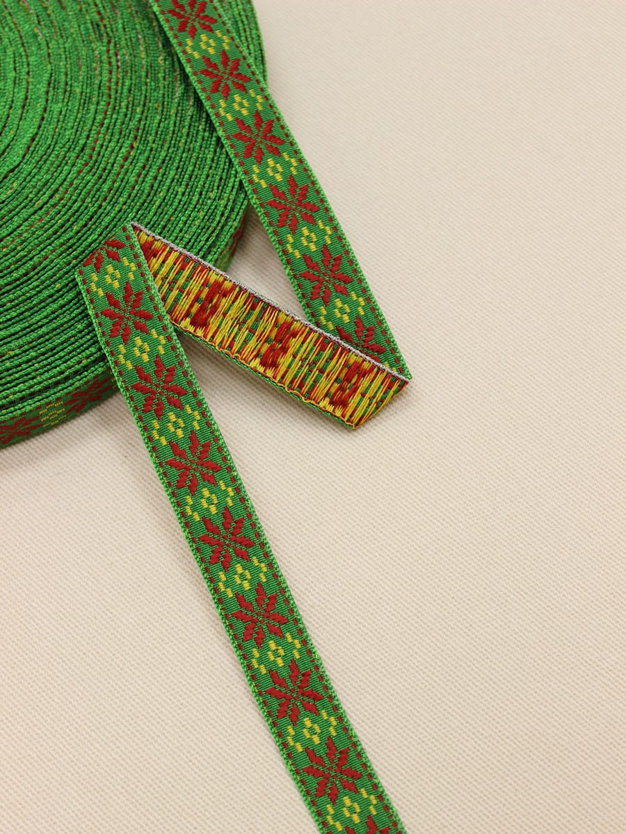 Жак.лента 17мм Узор красные снежинки на сверкающем зеленом