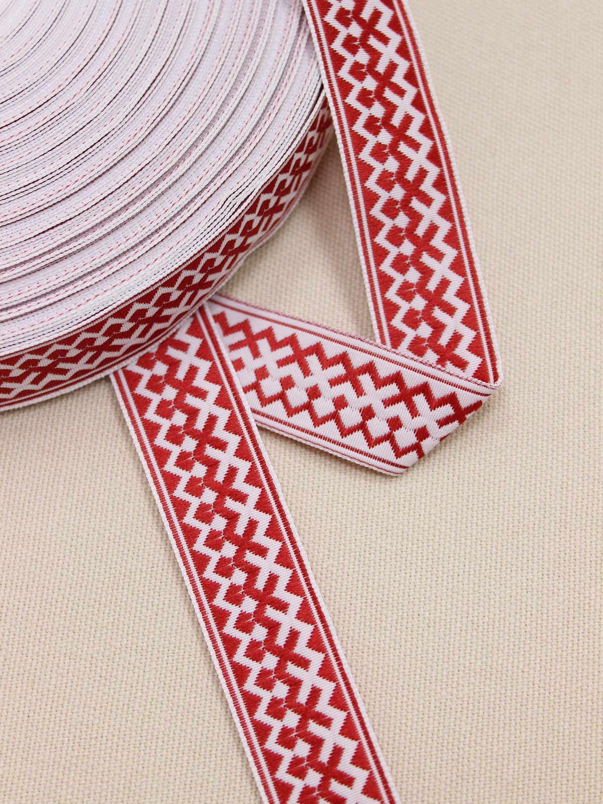 Жак.лента 24мм Красный оберег на белом, рис.7527