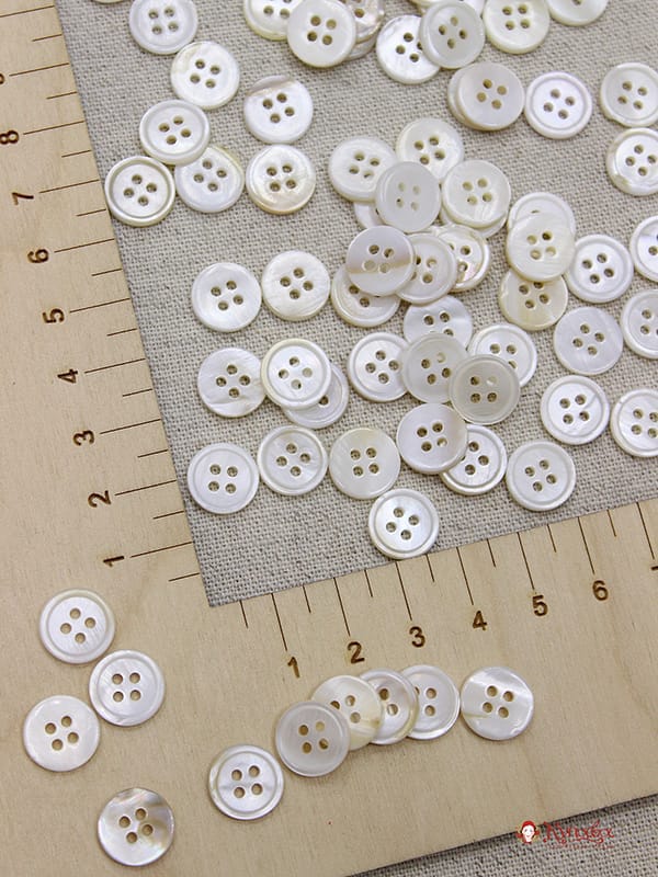 Пуговица перламутр, цв.молочный/бежевый, 11мм, 4 отверстия