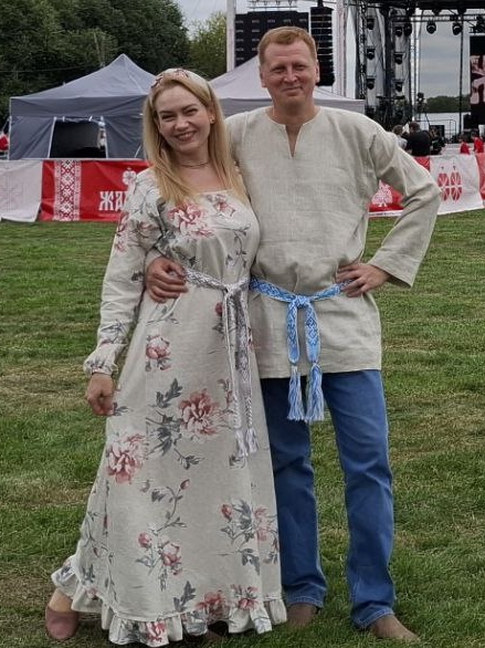 Платье из полульна  "Крупные коралловые пионы на бежевом"