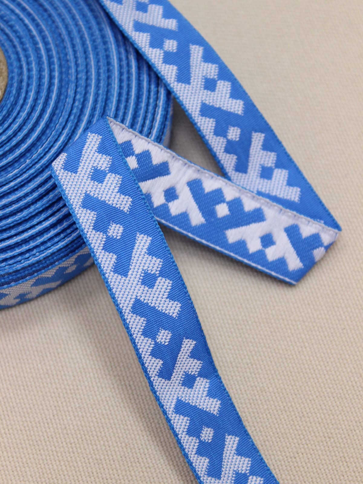 Жак.лента 18мм Белый оберег на лазурном