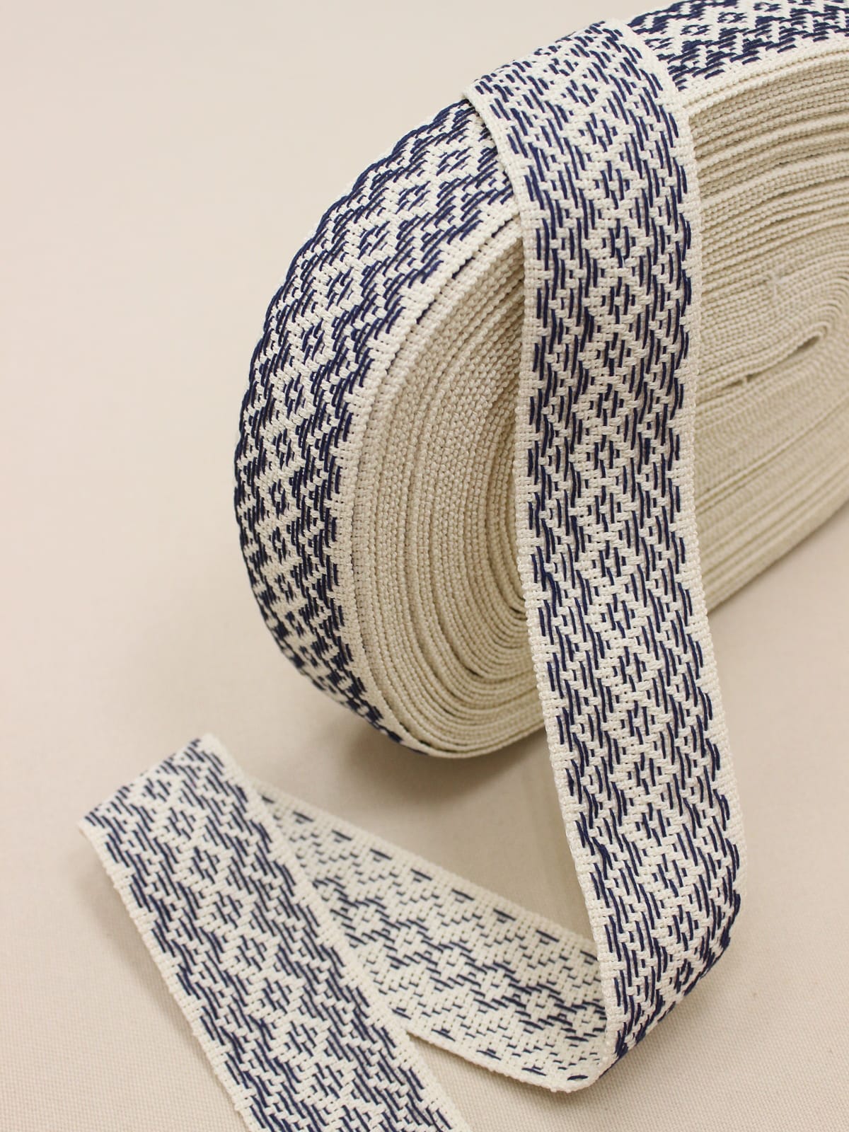 Лента тканая для поясов, 48мм Чернильный орнамент на суровом