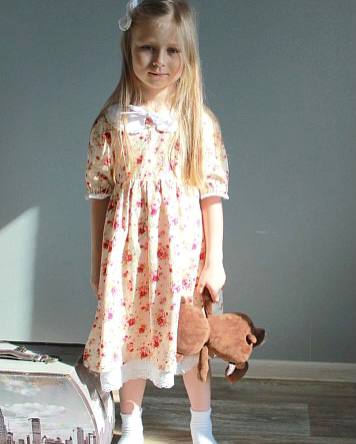 Детское платье из импортного хлопка с белым воротничком