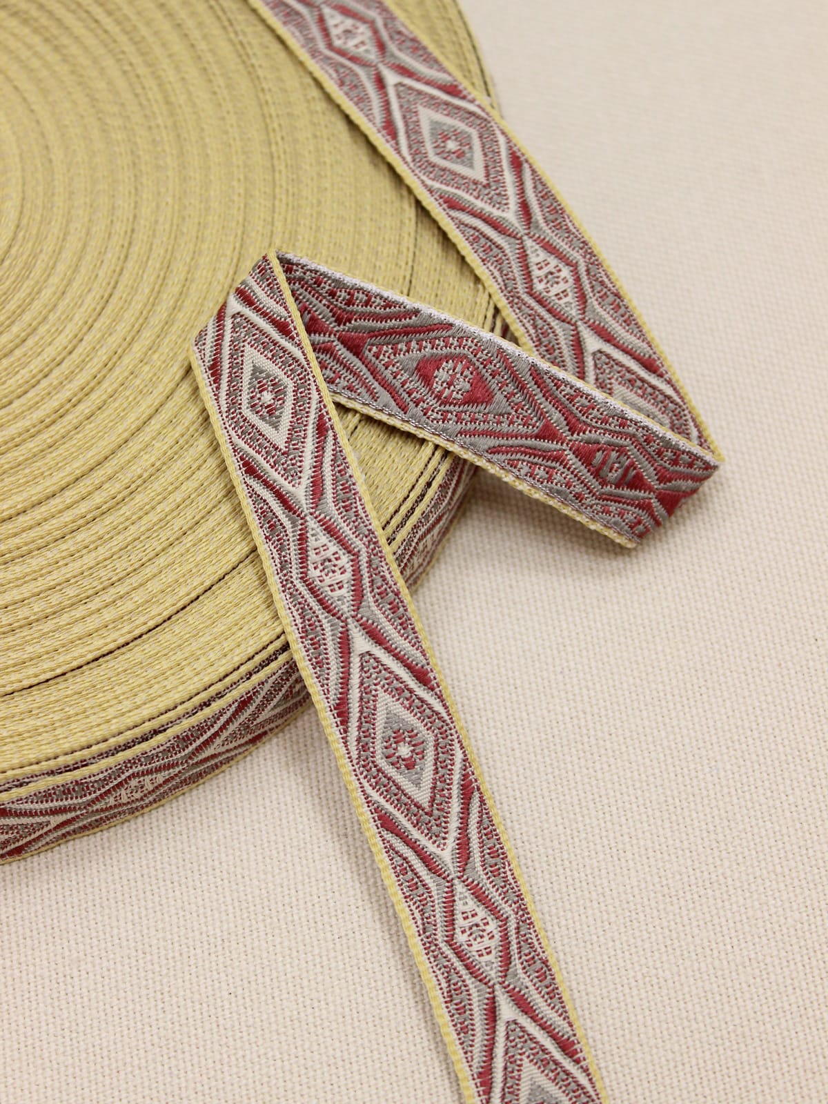 Жак.лента 18мм Винтажно-бордовый/серый узор на пшеничном