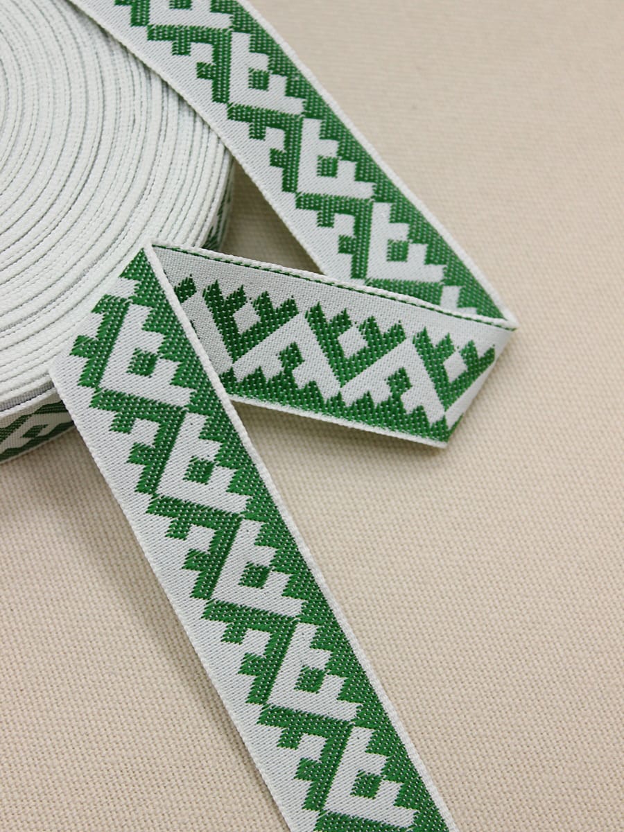 Жак.лента 24мм Зеленый оберег на белом