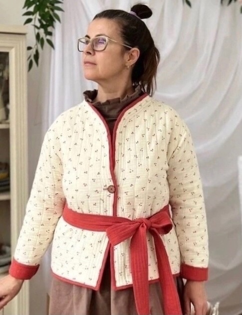 Стеганый жакет из муслина "Мелкие вишенки на ванильно-сливочном"*