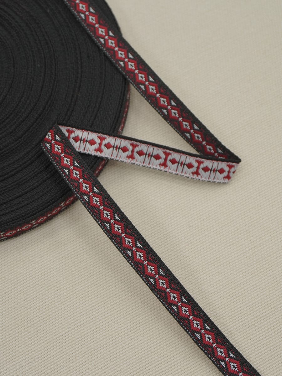 Жак.лента 10мм Красно-белый орнамент на черном