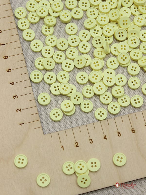 Пуговица пластмасса, цв.светлый лимон, 8мм, 4 отверстия