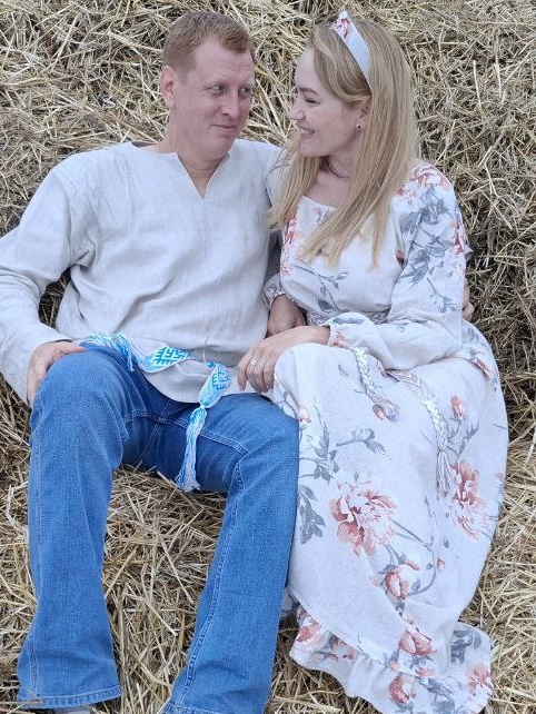 Платье из полульна  "Крупные коралловые пионы на бежевом"