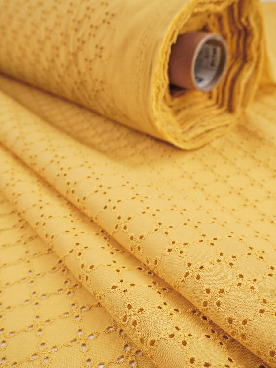 Шитье "Мелкие четырехлистники" цв.медово-желтый, ш.1.5м (выш.часть 1.37м), батист, хлопок 100%