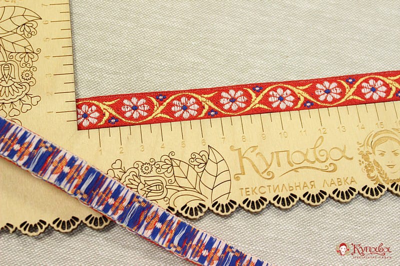 Жак.лента 18мм Белые ромашки на красном