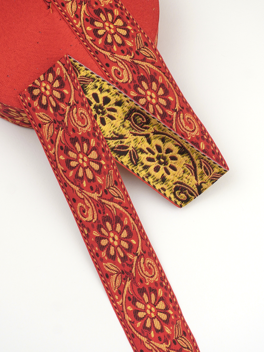 Жак.лента 50мм Черно-желтые ромашки на красном