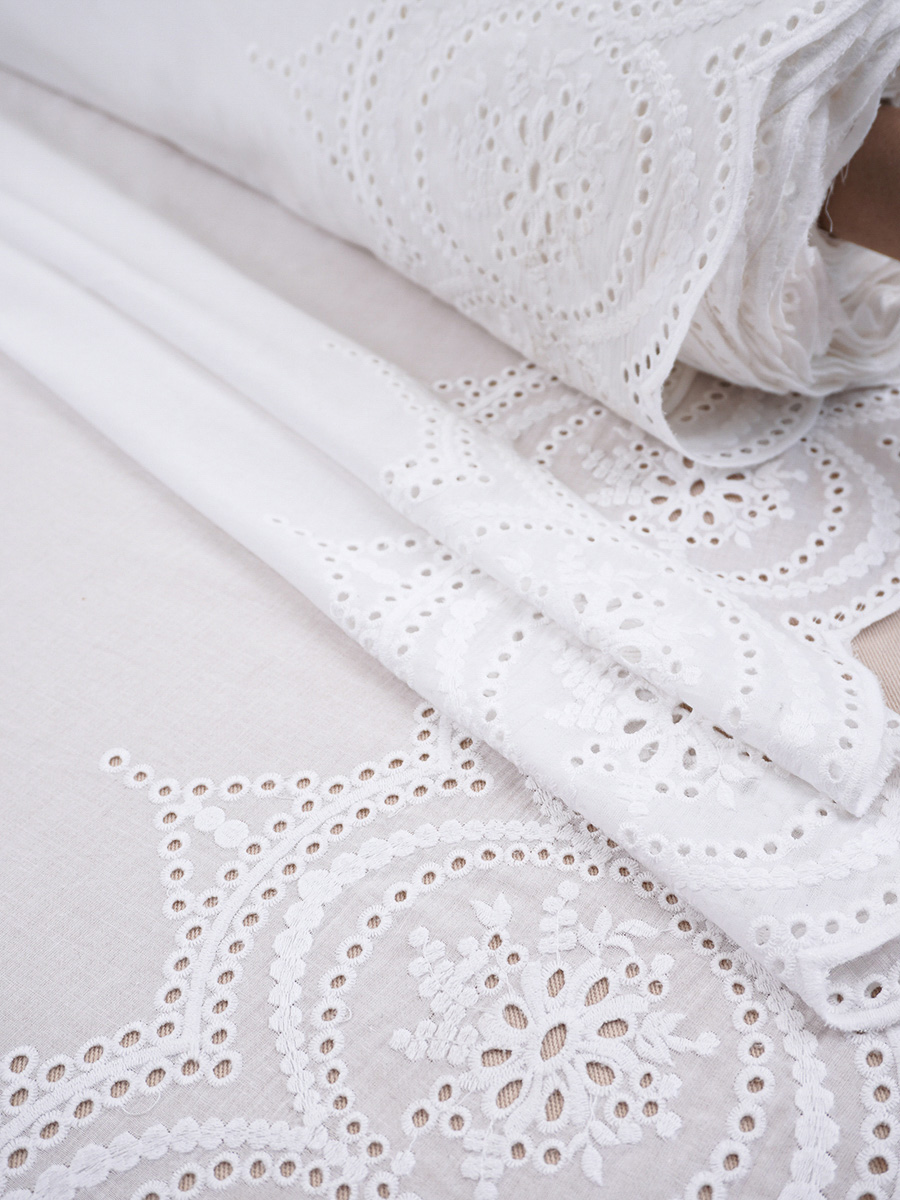 Шитье "Камея" (фестоны с 2х сторон) цв.молочно-белый, СОРТ2, ш.1.35м, хлопок-100%, батист, 80гр/м.кв