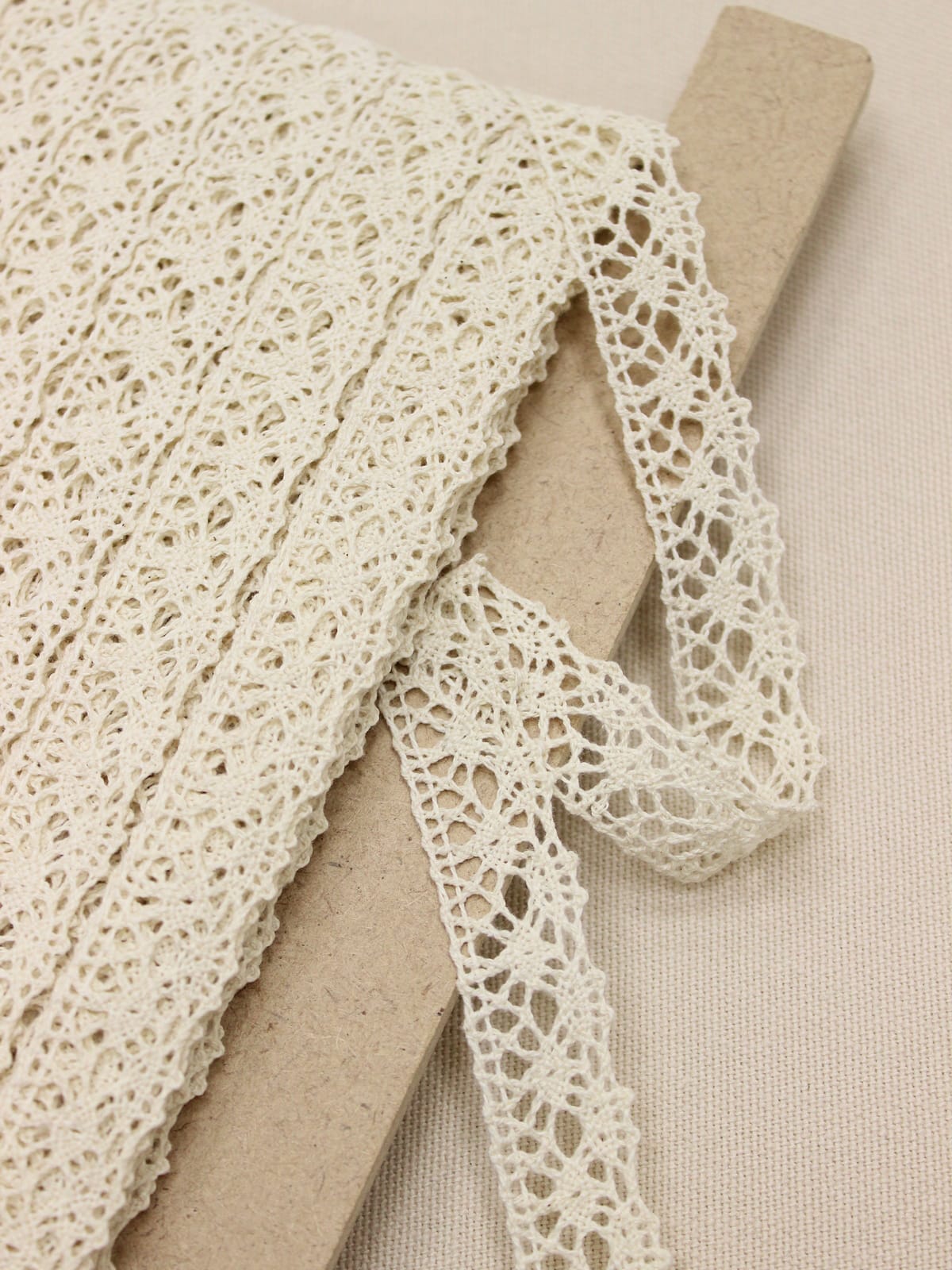 Кружево цв.суровый, ш.20мм, хлопок-90%, п/э-10%, рис.015/3