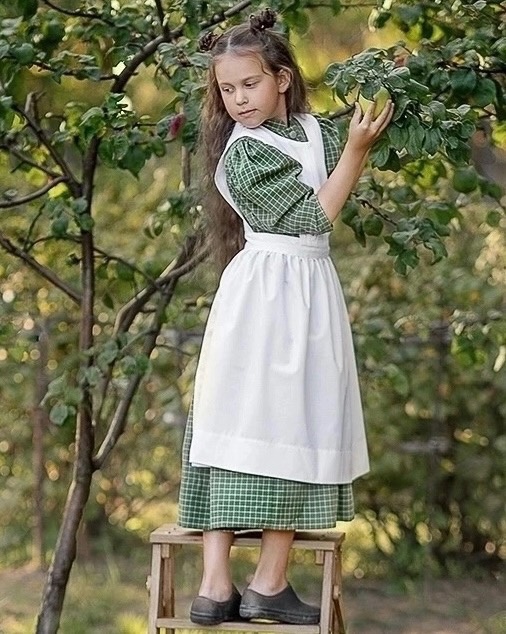 Детское платье с фартуком из пестряди "Средняя клетка"
