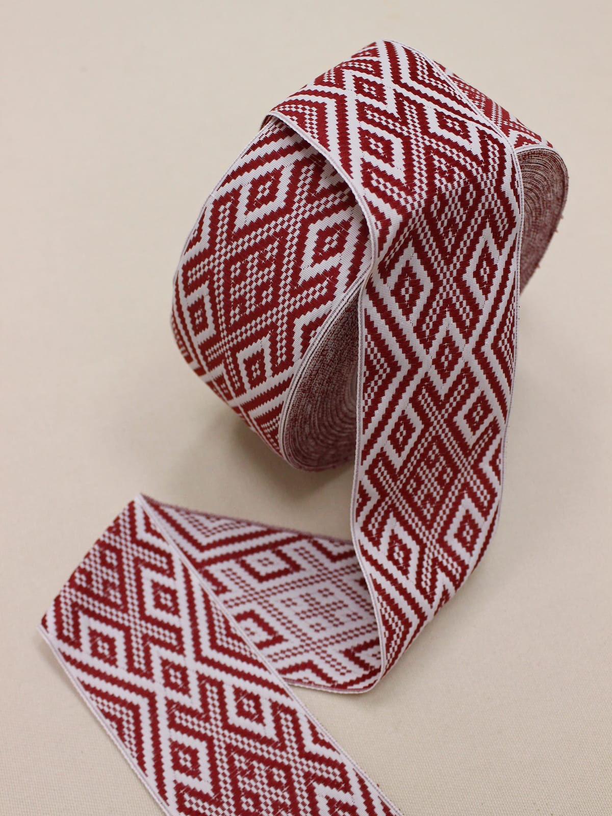 Жак.лента 70мм Красно-терракотовый славянский рисунок на белом