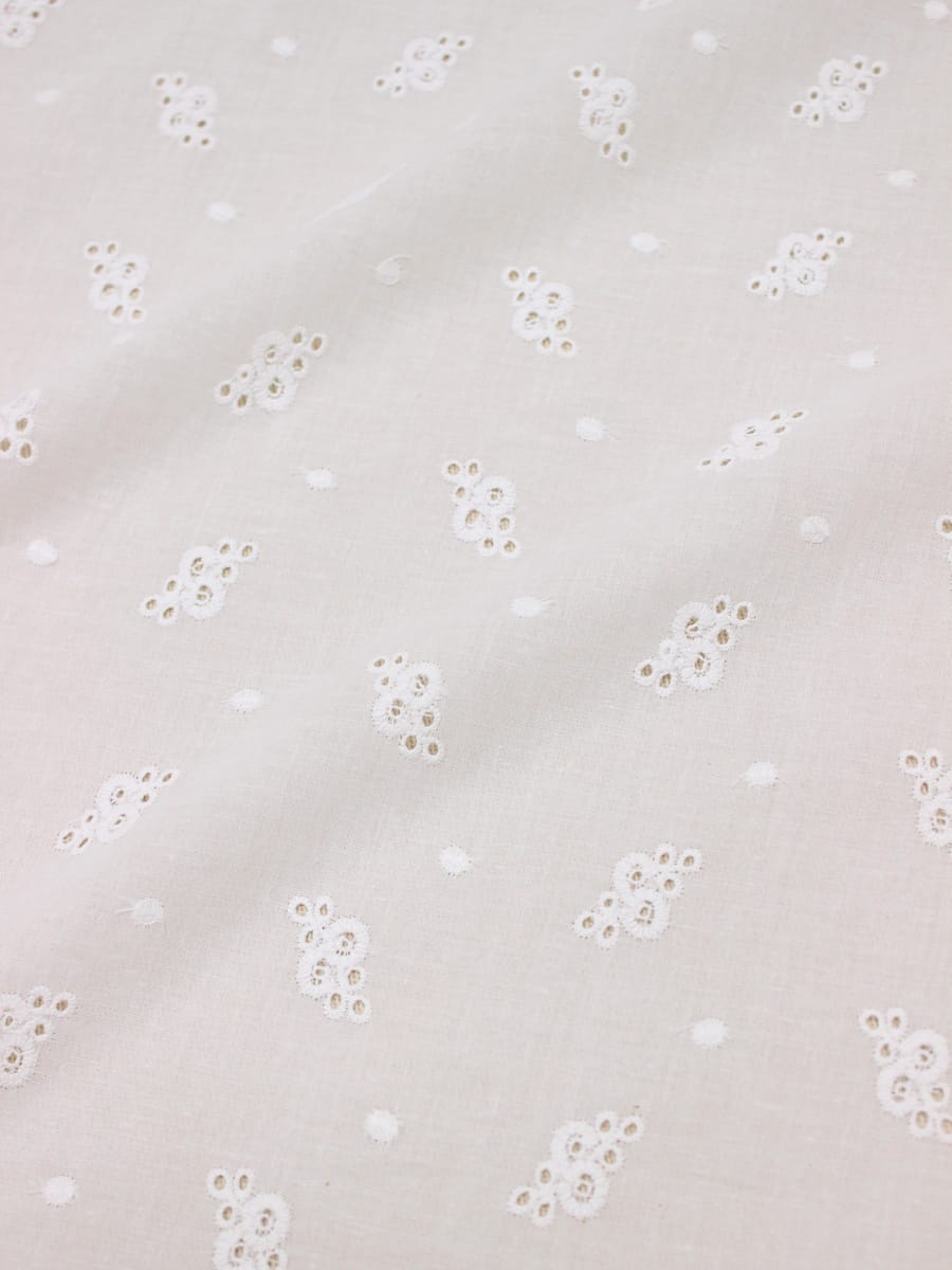 Шитье "Айлин" цв.молочно-белый, СОРТ2, общ.ш.1.5м, ш.вышитой части 1.39м, батист, хлопок-100%