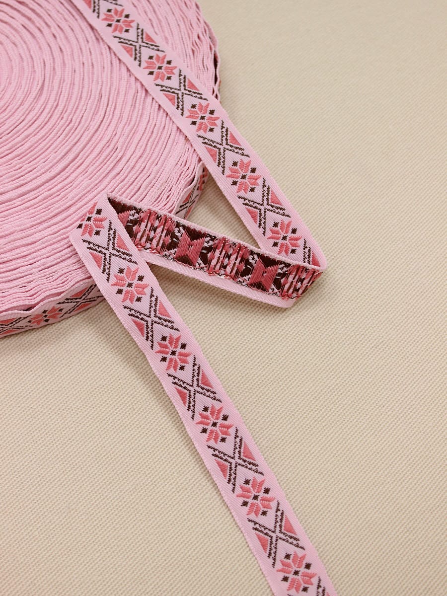 Жак.лента 18мм Розовая брусника/темно-кофейный орнамент на нежно-розовом