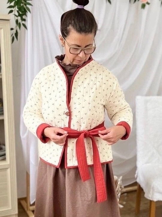 Стеганый жакет из муслина "Мелкие вишенки на ванильно-сливочном"*