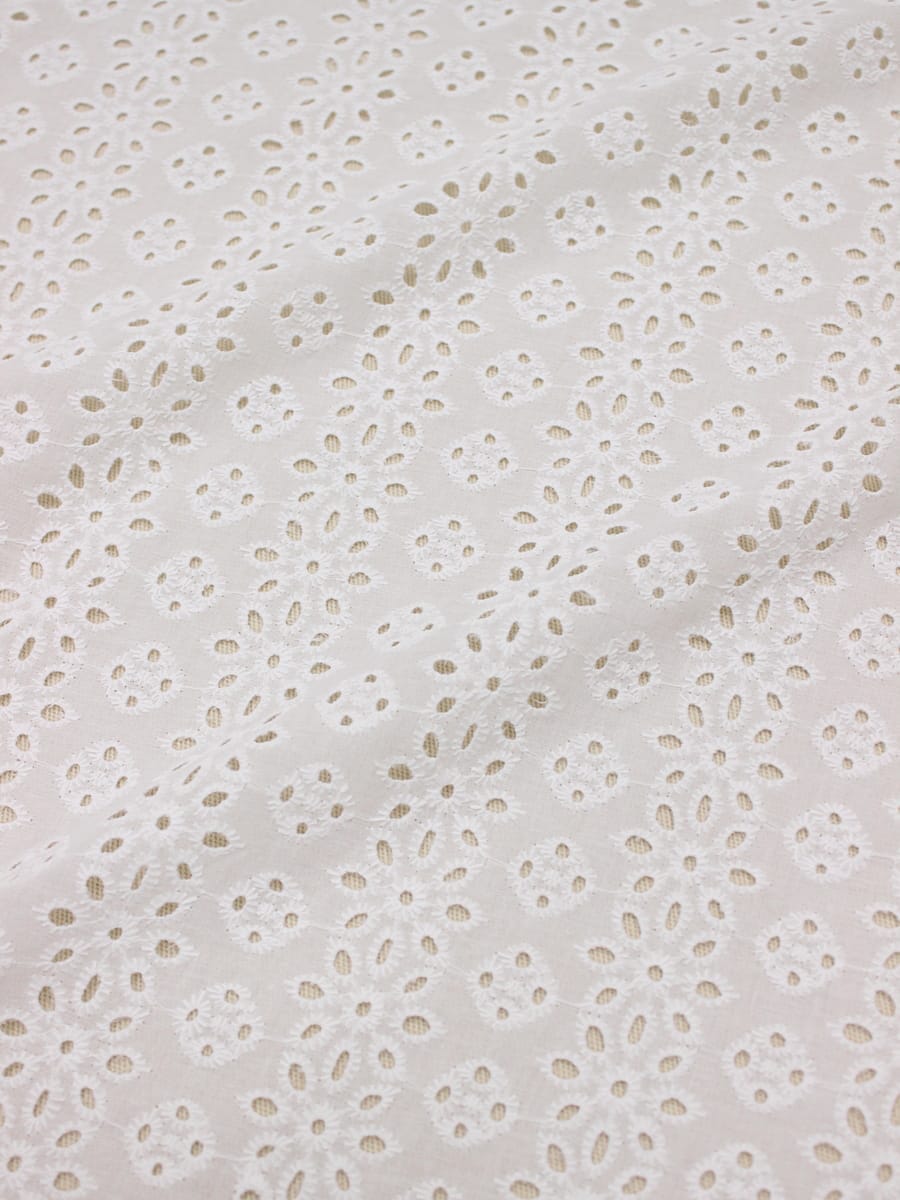 Шитье "Цветочное" цв.молочно-белый, общ.ш.1.49м, вышитой части 1.34м, батист, хлопок-100%