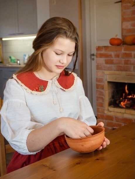 Накладной воротник и юбка из крапивы Рами