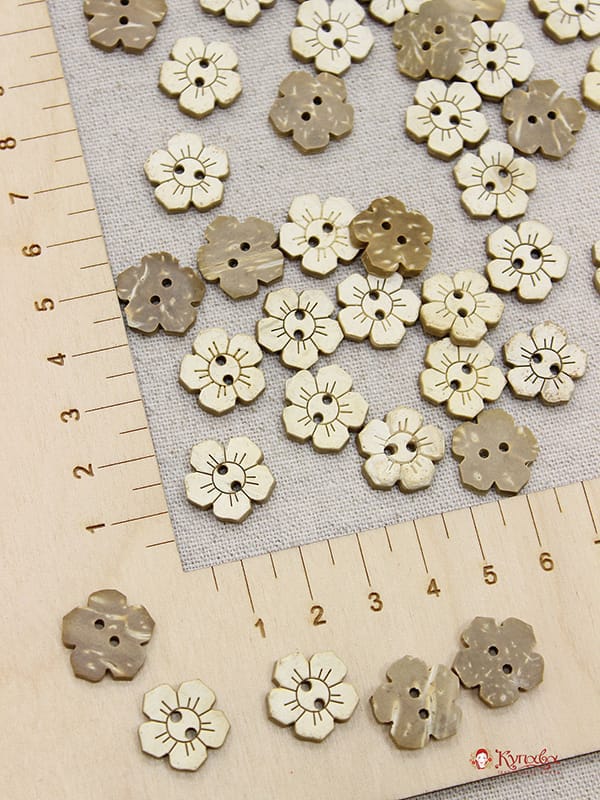 Пуговица светлый кокос "Цветок",16мм, 2 отверстия