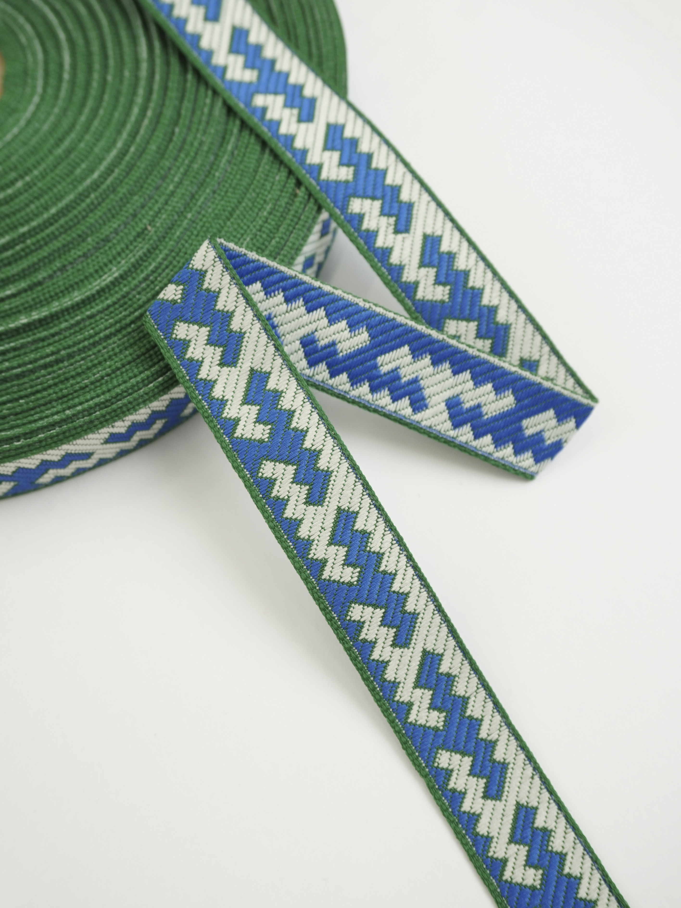 Жак.лента 18мм Васильковый/белый орнамент на зеленом