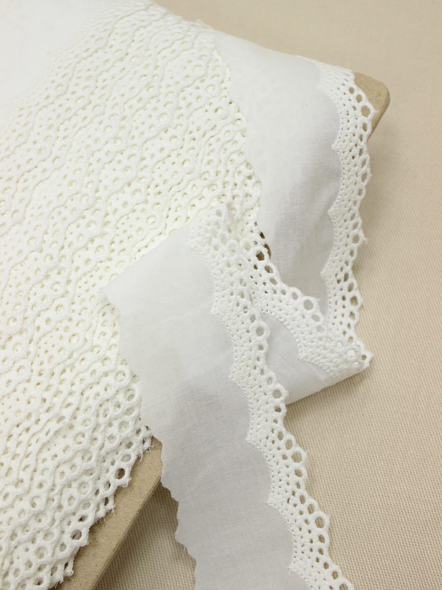 Шитье цв.молочно-белый (общая ширина 55мм, ширина вышивки 17мм) хлопок-100%, батист