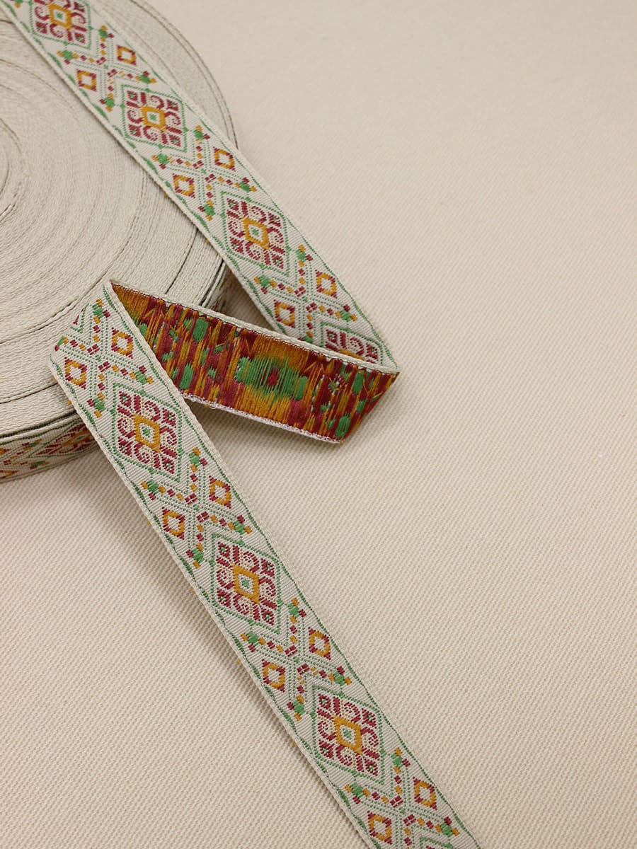 Жак.лента 24мм Горчичный/винтажно-бордовый/св.зеленый орнамент на бежево-молочном