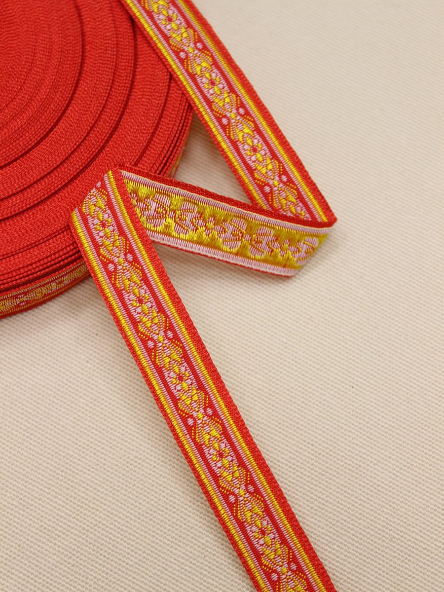 Жак.лента 17мм Желто-белый орнамент на алом