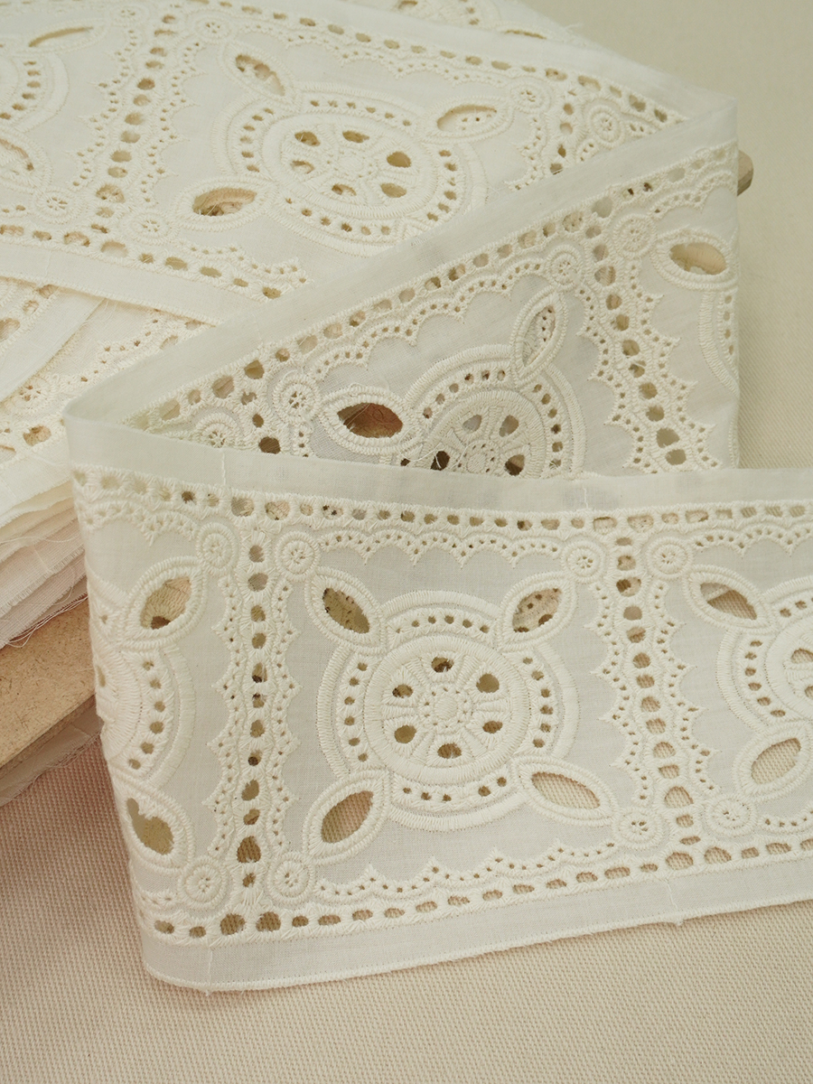 Шитье цв.кремовый (общая ширина 120мм, ширина вышивки 110мм), хл-100%, батист, раппорт 11см