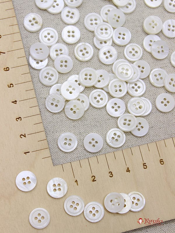 Пуговица перламутр, цв.молочный, 11мм, 4 отверстия#010068