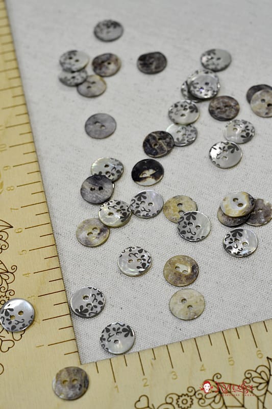 Пуговица перламутр, цветочный узор, 12мм, 2 отверстия