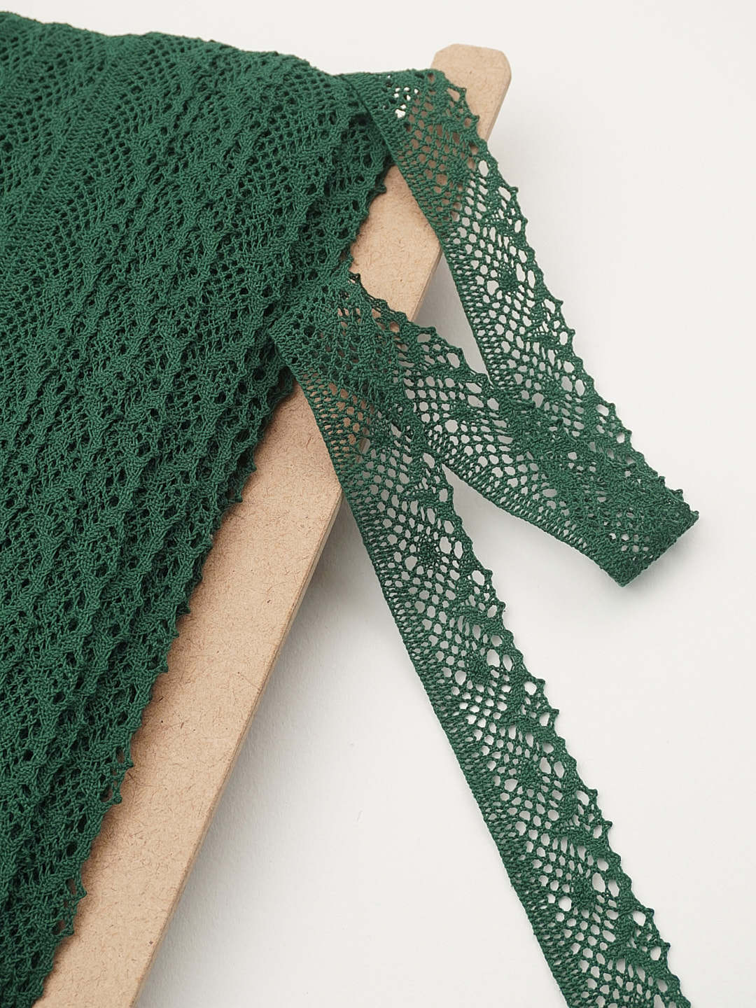 Кружево цв.хвойно-зеленый, ш.30мм, хлопок-90%, п/э-10%, рис.111/33