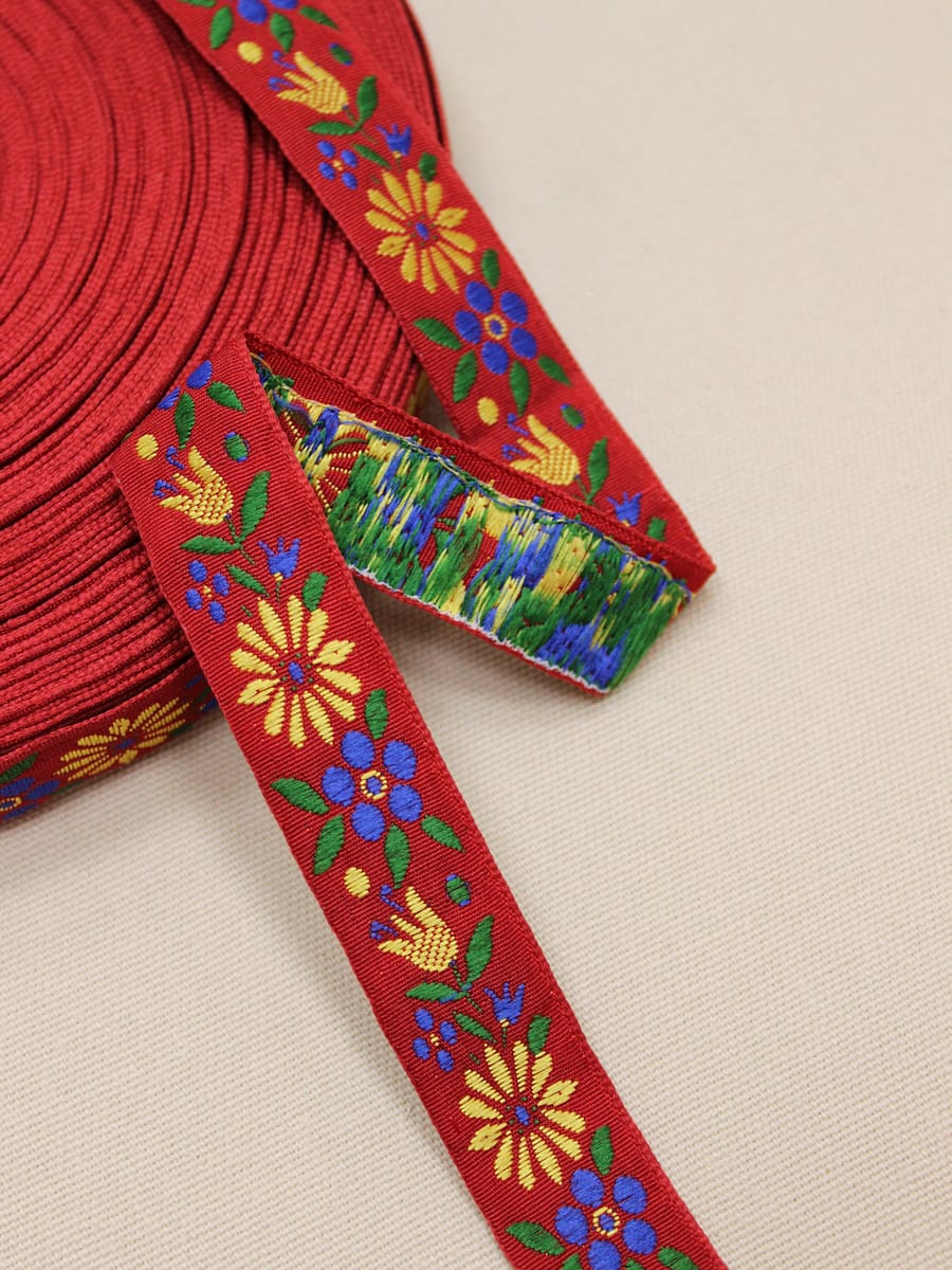 Жак.лента 23мм Желтые/васильковые цветы на темно-красном