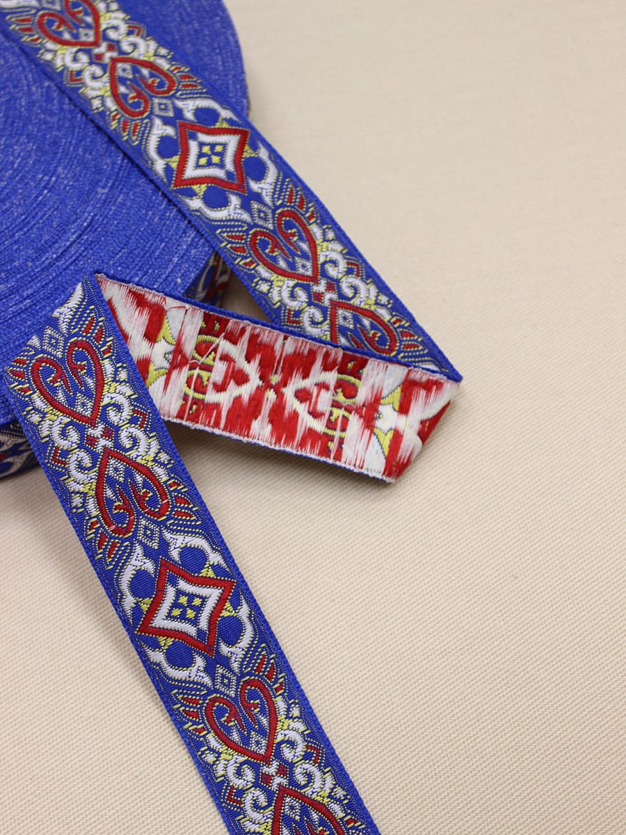 Жак.лента 32мм Бело-красный орнамент на васильковом