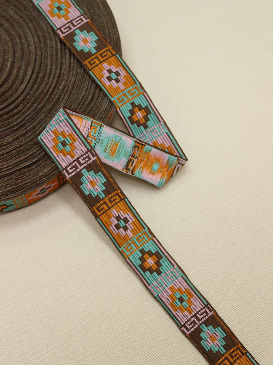 Жак.лента 22мм Оранжево-коричнево-розово-мятные крестики-ромбики на коричневом