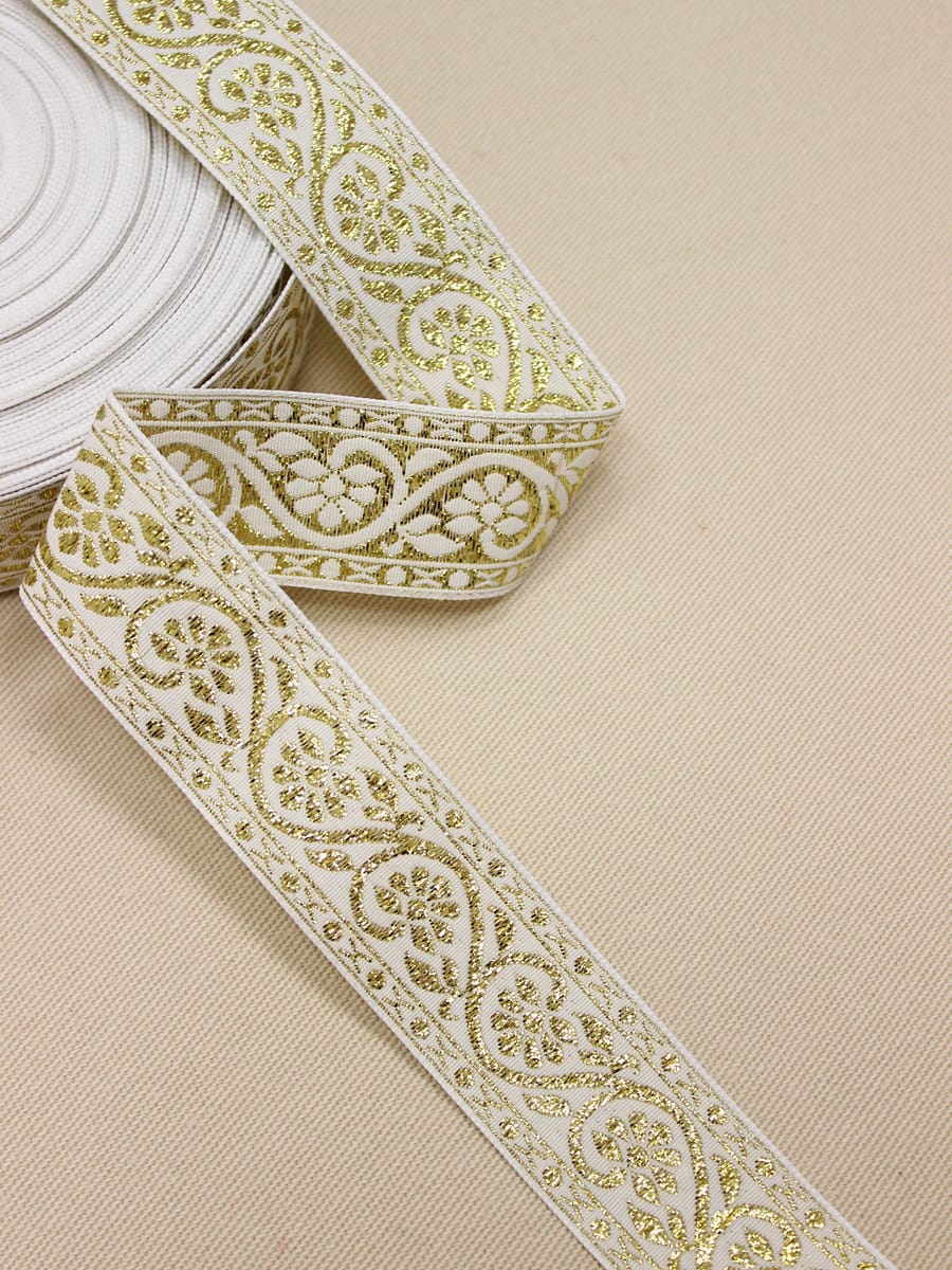 Жак.лента 32мм Золотистый цветочный орнамент на молочно-сливочном