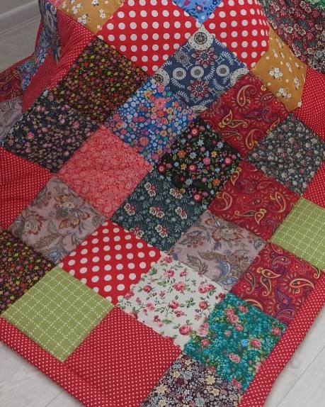 Лоскутное одеяло в русском стиле и декоративные подушки