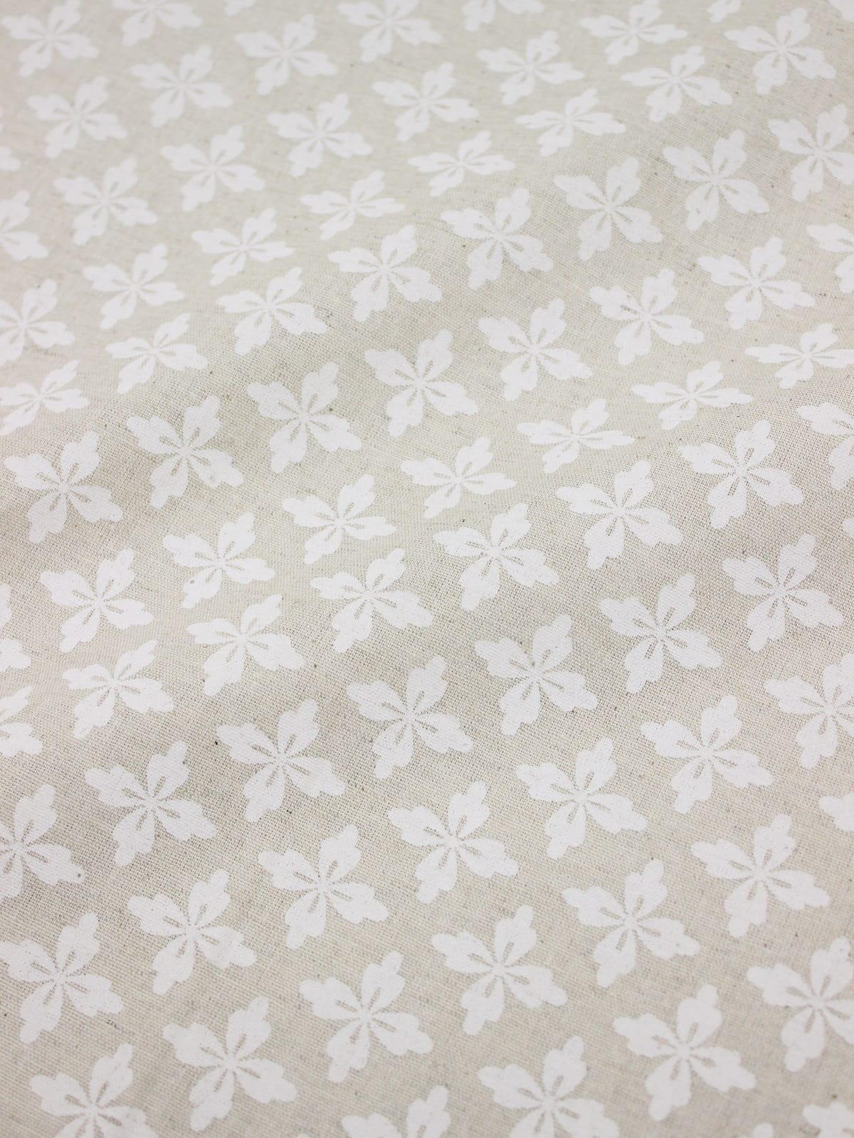 Мерный лоскут (ткань в отрезах) Полулен "Белые четырехлистники" (на суровом), ш.1.5м, лен-30%, хлопок-70%, 140гр/м.кв