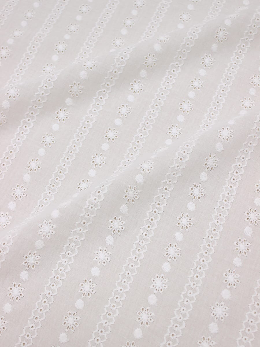 Шитье "Кружевные полосы" цв.молочно-белый, ВИД2, общ.ш.1.5м, ш.вышитой части 1.38м, батист, хл.-100%