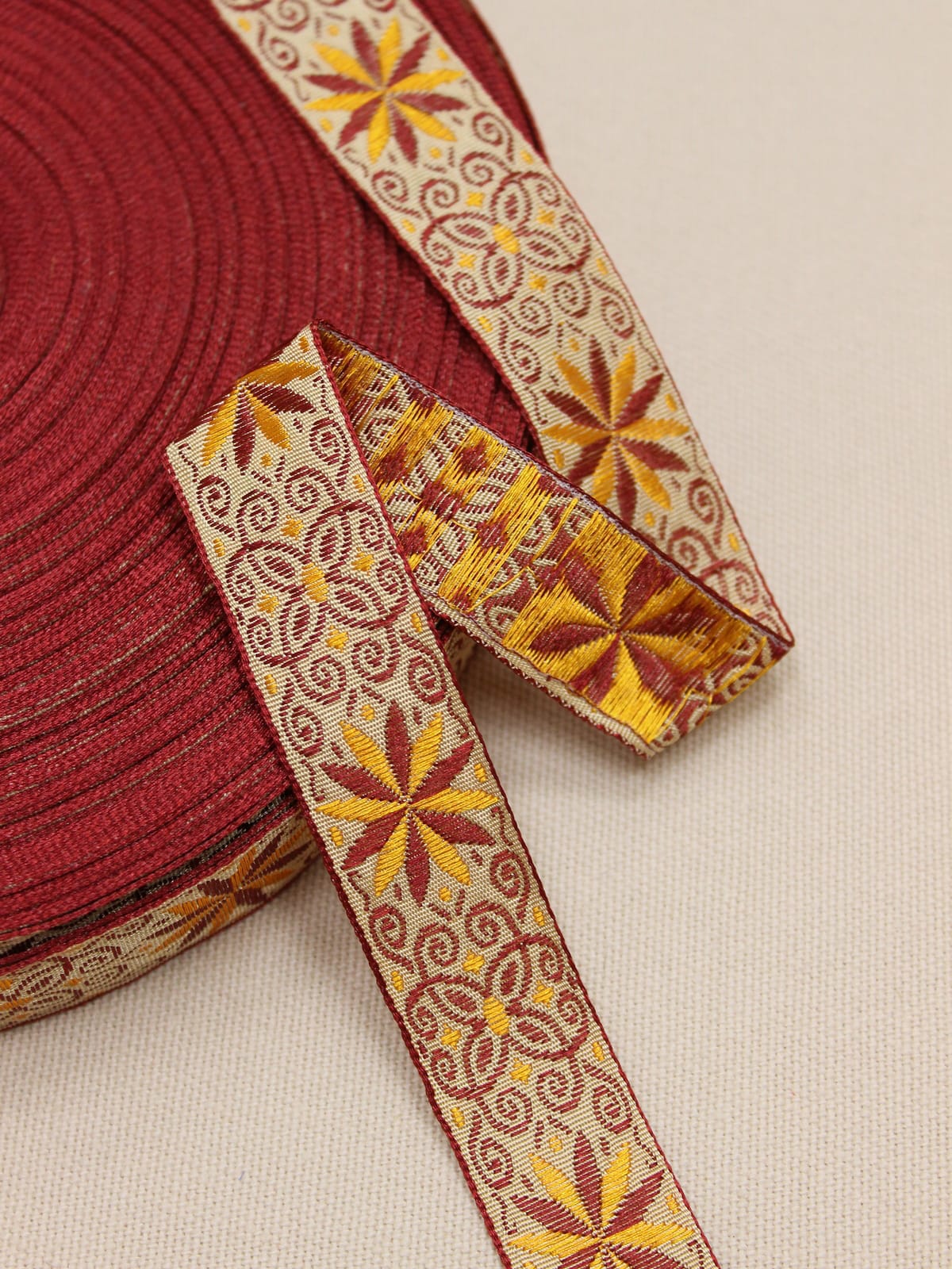 Жак.лента 22мм Оранжево-бордовый орнамент на бежево-бордовом