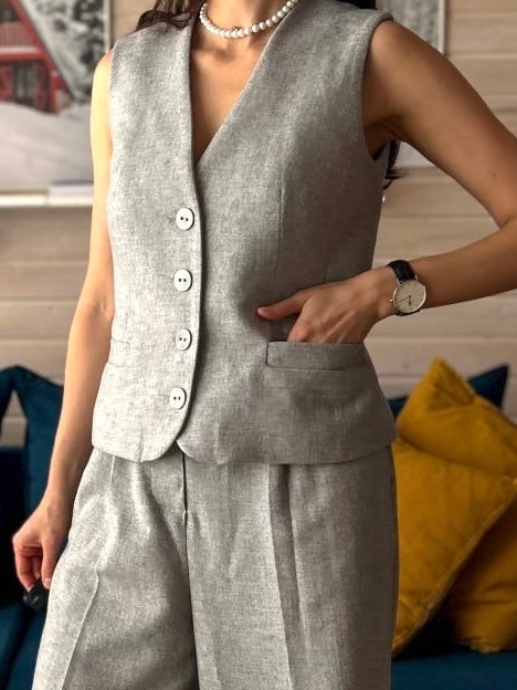 Костюм из шерсти в пепельно-сером цвете